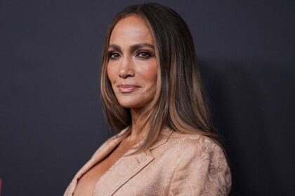 Jennifer Lopez flashes her toned abs in tiny white bikini as she enjoys pool time session