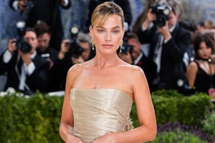 Margot Robbie turns heads in blue bikini on set of new 'Ocean's Eleven' prequel